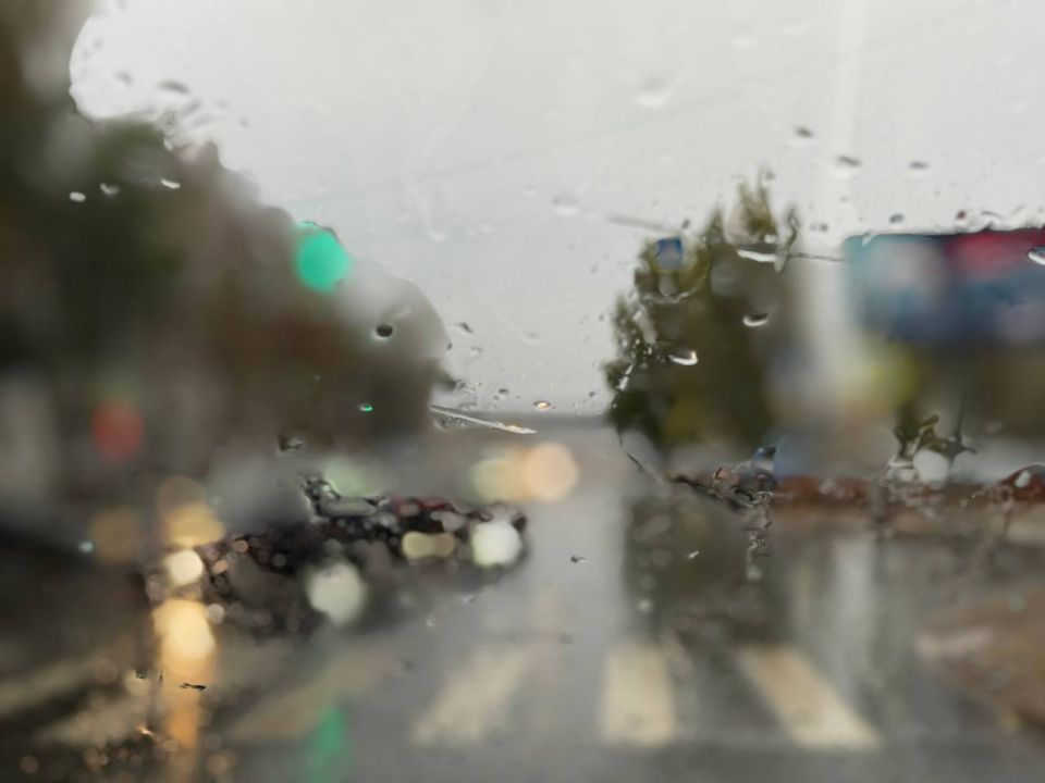 В связи с ухудшением погодных условий - выпадением осадков в виде дождя региональная Госавтоинспекция обращает внимание водителей на обязательное соблюдение безопасного скоростного режима: