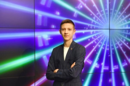 «Давай мечтать»!. Тольяттинский исполнитель, ученик школы № 80 Михаил Мудров с песней «Спасибо, Россия» стал участником проекта "Давай мечтать", созданного заслуженным артистом России Сергеем Войтенко