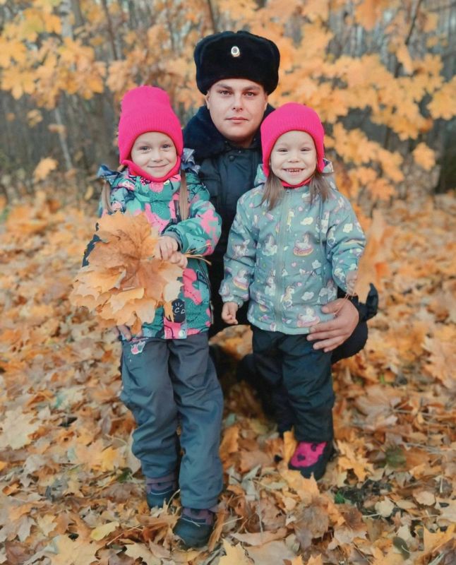 Друзья, в это октябрьское #ДоброеУтро прекрасного настроения вам желают Сергей Чемезов, сотрудник Отдела МВД России по Сергиевскому району, и его дочки
