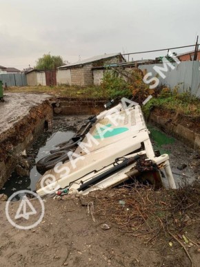Мусоровоз свалился в выгребную яму в Самаре