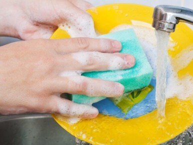 Опасные «верные помощники» на кухне: что скрывают губки для мытья посуды?