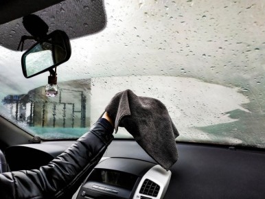 Необычный способ борьбы с запотеванием окон в автомобиле: эксперты рекомендуют картошку
