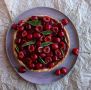 Летний десерт: неотразимый тарт со свежей черешней и шалфеем