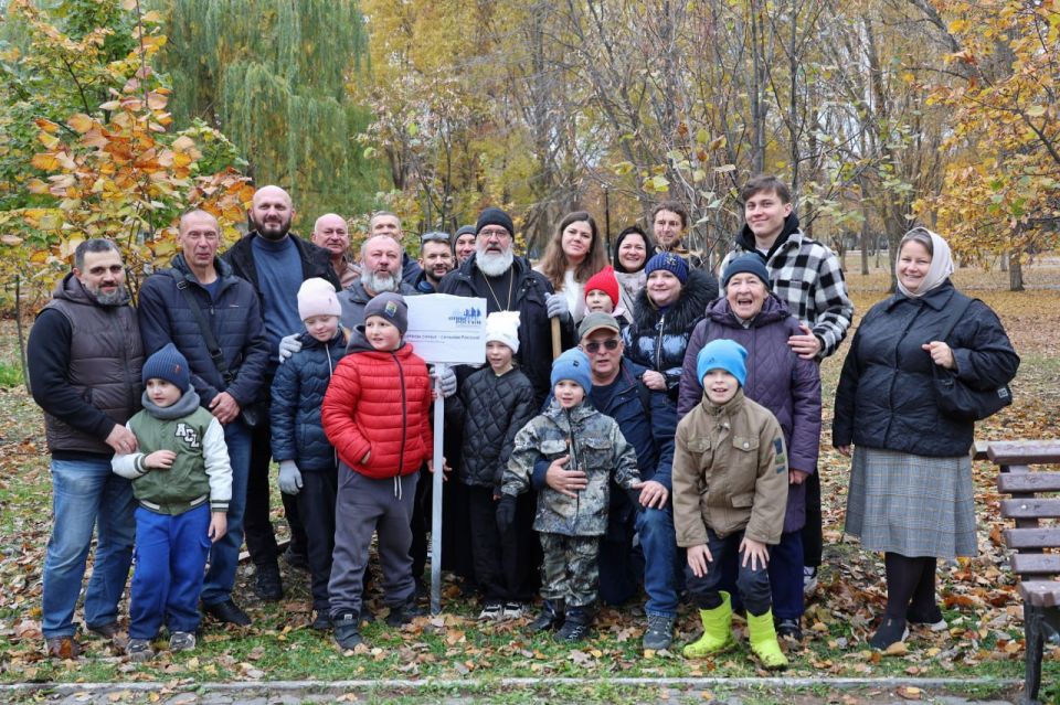 Молодые липы высадили общественники в парке имени Гагарина в Самаре