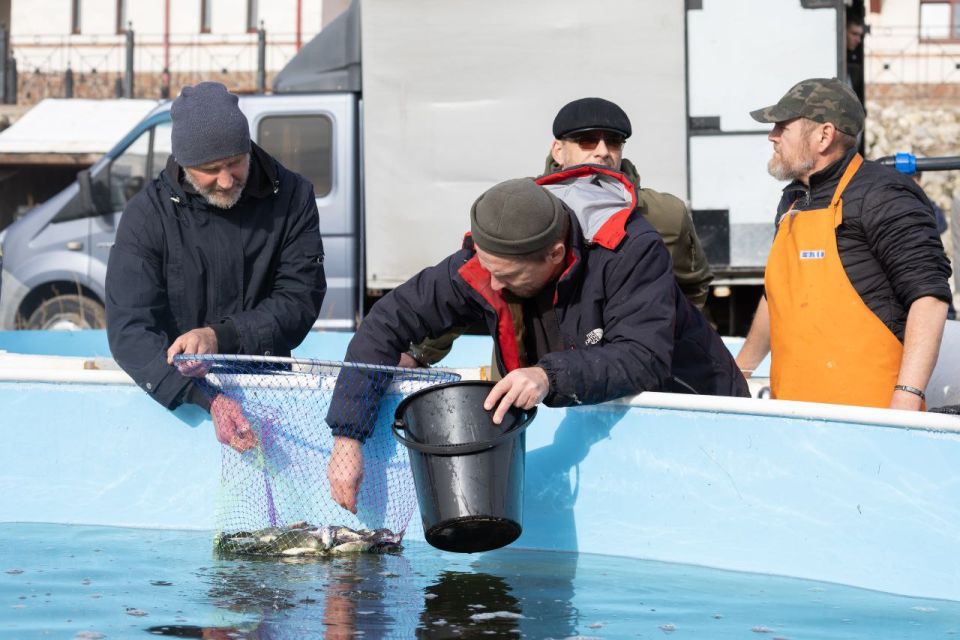 Завод «ТЯЖМАШ» выпустил в Волгу более трех тысяч молодых сазанов
