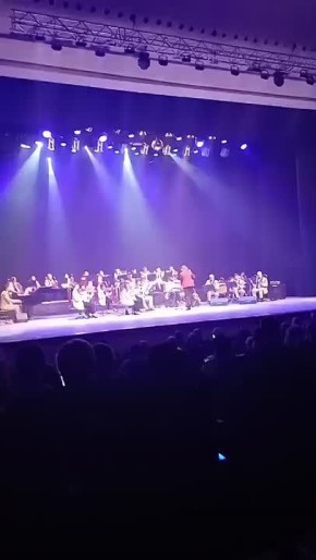 Кто -то на концерте, кто -то на спектакле, а кто -то в гостях