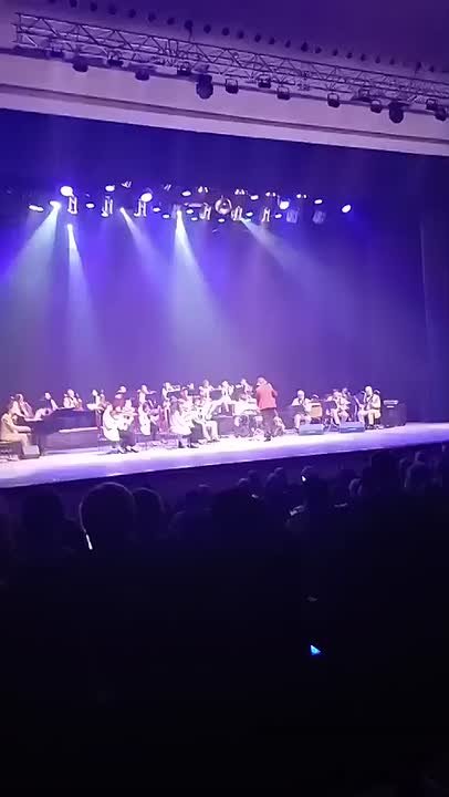 Кто -то на концерте, кто -то на спектакле, а кто -то в гостях