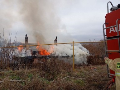 В Самарской области горит дом на площади 60 квадратных метров