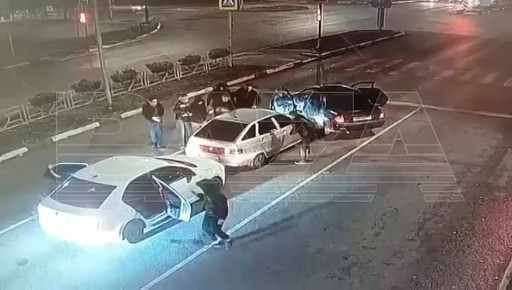В Самаре толпа мужчин напала на водителя прямо на дороге, избила и скрылась