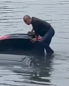 В городе Тайчжоу на востоке Китая мужчина не справился с управлением и его машина слетела в реку