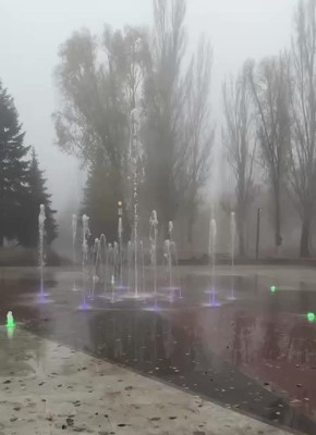 Фонтан в тумане. В парке Победы технический пуск нового фонтана