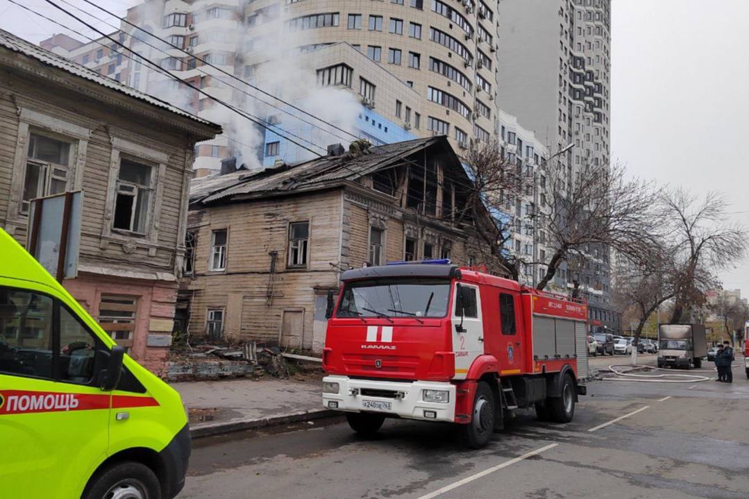 В Самаре горел старый деревянный двухэтажный дом В Самаре горел старый деревянный двухэтажный дом