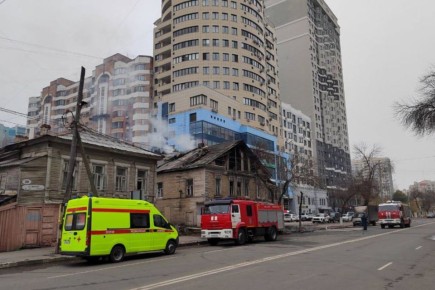 В Самаре горел старый деревянный двухэтажный дом