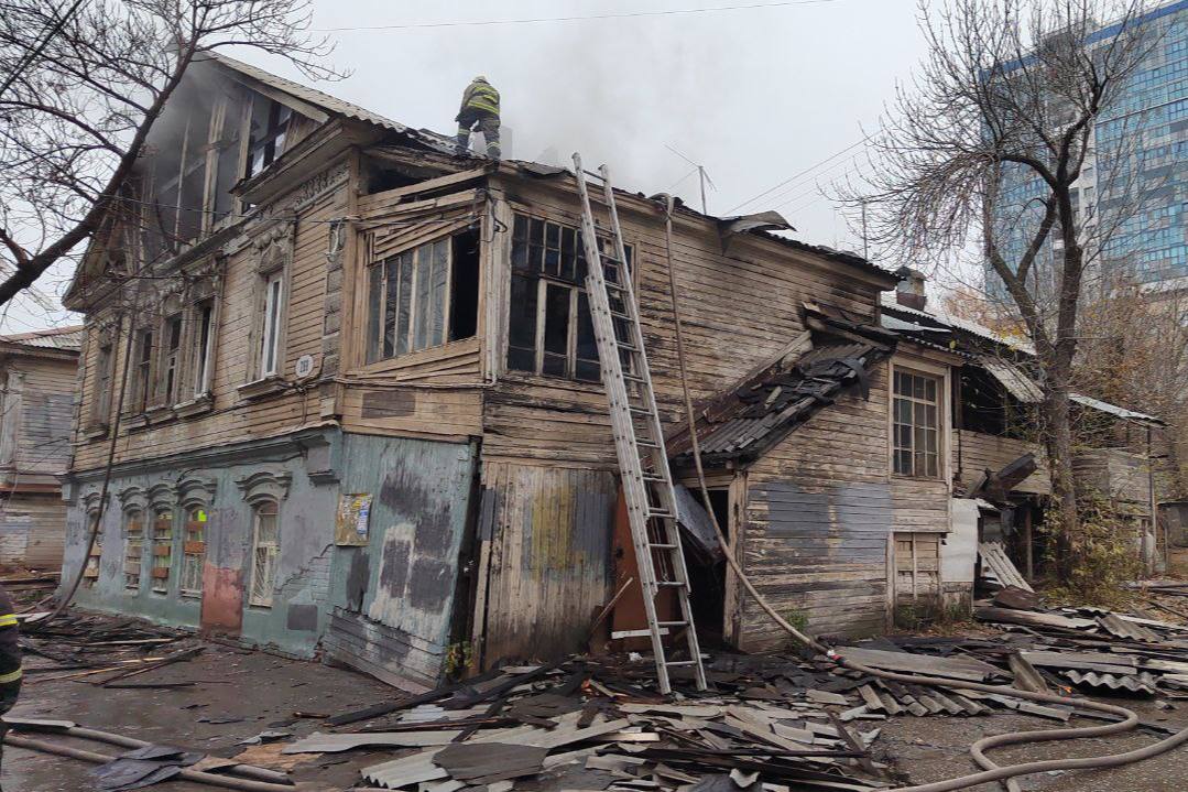 В Самаре горел старый деревянный двухэтажный дом В Самаре горел старый деревянный двухэтажный дом