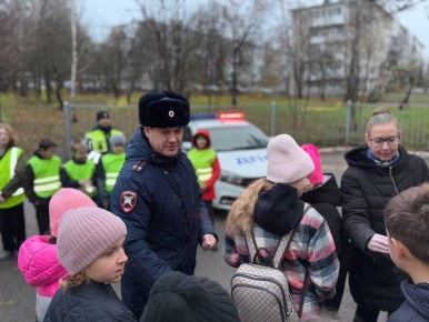 Сотрудники Госавтоинспекции Красноярского района напомнили школьникам п. Новосемейкино о важности световозвращателей