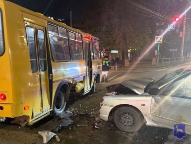 Сотрудники Госавтоинспекции работают на месте ДТП в Промышленном районе Самары