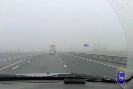 В связи с неблагоприятными погодными условиями, связанными с перепадами температуры воздуха и туманом, Госавтоинспекция обращает внимание водителей на необходимость соблюдения повышенных мер безопасности на дорогах