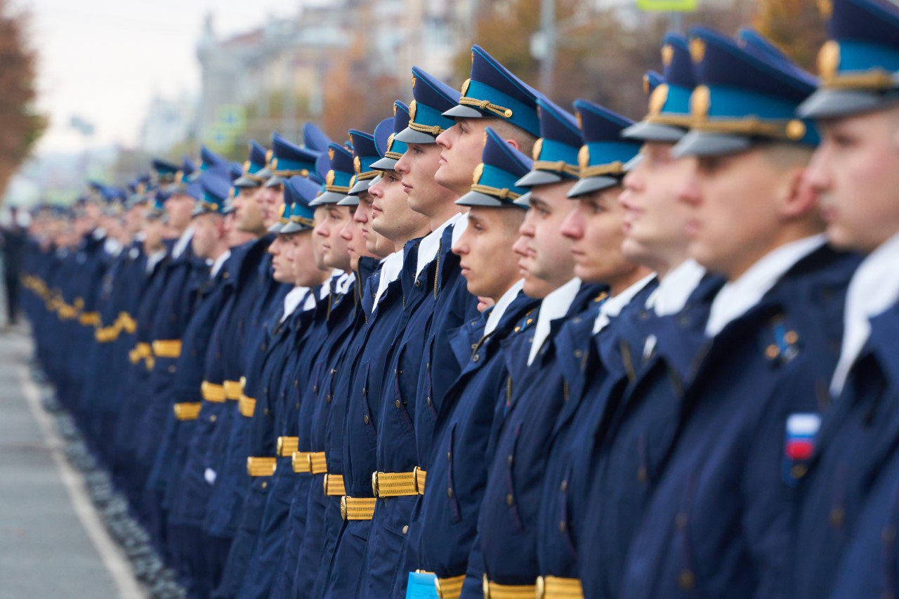 Сегодня на площади Ленина прошел 55-й выпуск летчиков армейской авиации Сегодня на площади Ленина прошел 55-й выпуск летчиков армейской авиации