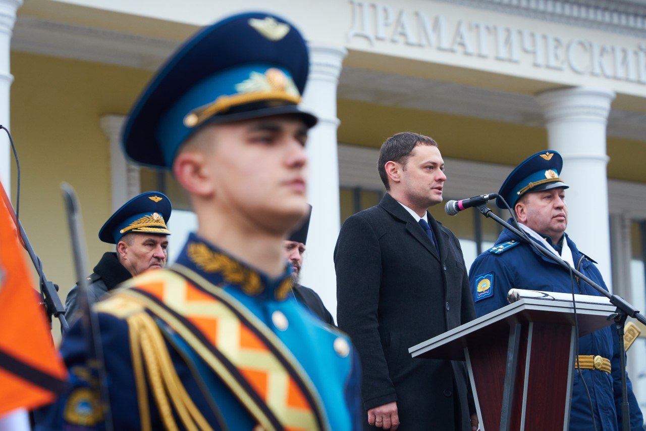 Сегодня на площади Ленина прошел 55-й выпуск летчиков армейской авиации Сегодня на площади Ленина прошел 55-й выпуск летчиков армейской авиации