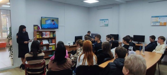 В Самарской области полицейские совместно с представителями Общественных советов при территориальных органах внутренних дел продолжают проводить мероприятия по профилактике кибермошенничества