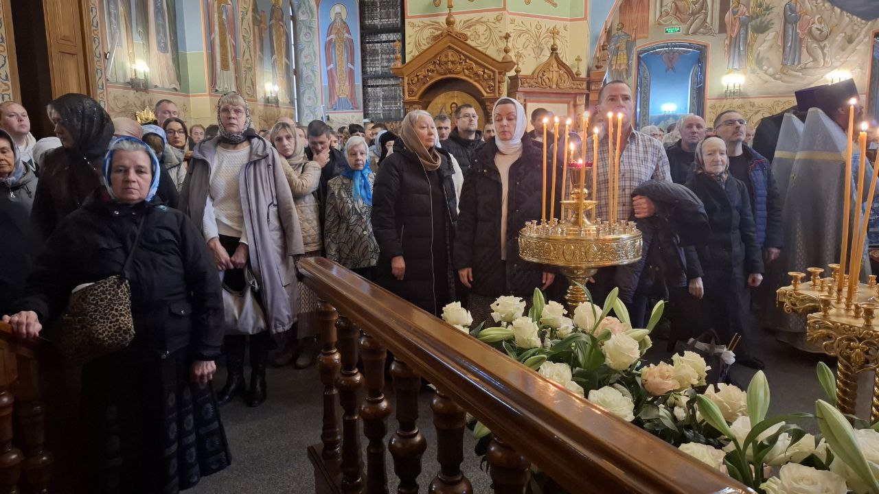 В Иверском монастыре проходит Божественная литургия по случаю престольного праздника Иверской иконы Божией Матери В Иверском монастыре проходит Божественная литургия по случаю престольного праздника Иверской иконы Божией Матери