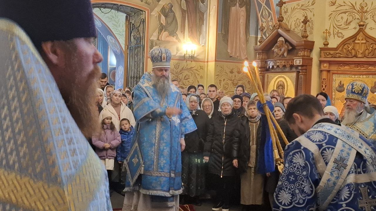 В Иверском монастыре проходит Божественная литургия по случаю престольного праздника Иверской иконы Божией Матери В Иверском монастыре проходит Божественная литургия по случаю престольного праздника Иверской иконы Божией Матери