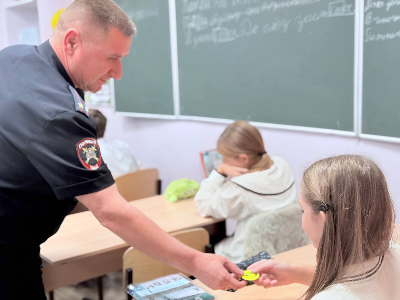 Сотрудники Госавтоинспекции провели профилактическое мероприятие с учениками 5-х классов в Школе 41 «Гармония» Цель акции — привлечь внимание школьников к вопросам соблюдения Правил дорожного движения и повысить безопасность... Сотрудники Госавтоинспекции провели профилактическое мероприятие с учениками 5-х классов в Школе 41 «Гармония» Цель акции — привлечь внимание школьников к вопросам соблюдения Правил дорожного движения и повысить безопасность...