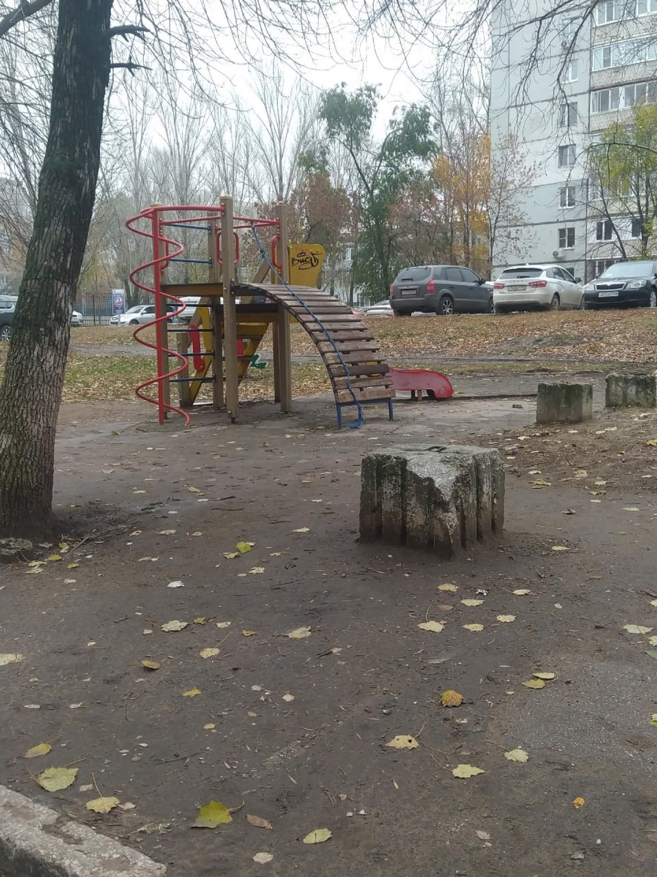 Жители домов по адресу Тополей, 3 и 5 жалуются на отсутствие благоустройства дворовой территории Жители домов по адресу Тополей, 3 и 5 жалуются на отсутствие благоустройства дворовой территории