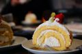 Сладкий бисквитный рулет с ванильным кремом: легкий и вкусный десерт к чаю