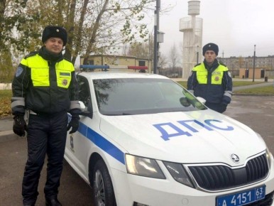 В Самарской области сотрудники дорожно-патрульной службы МО МВД России «Кинельский» старший лейтенант полиции Дмитрий Монахов и лейтенант полиции Александр Федосеев во время несения службы на 1 км автодороги «Кинель –...