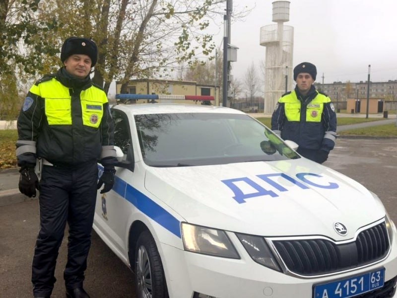 В Самарской области сотрудники дорожно-патрульной службы МО МВД России «Кинельский» старший лейтенант полиции Дмитрий Монахов и лейтенант полиции Александр Федосеев во время несения службы на 1 км автодороги «Кинель –...