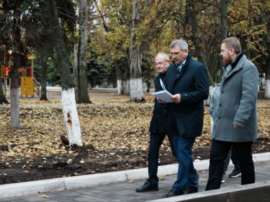 Иван Носков: Провели пробные технические пуски фонтанов в парке Победы – сухой фонтан Адмиралтейская звезда и фонтан у реконструированного водоема