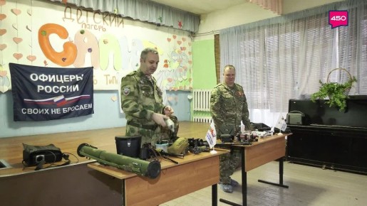 Урок мужества для подрастающего поколения провели участники второго потока «Школы героев» — регионального продолжения президентской программы «Время героев» — Андрей Растегаев и Владислав Яковлев