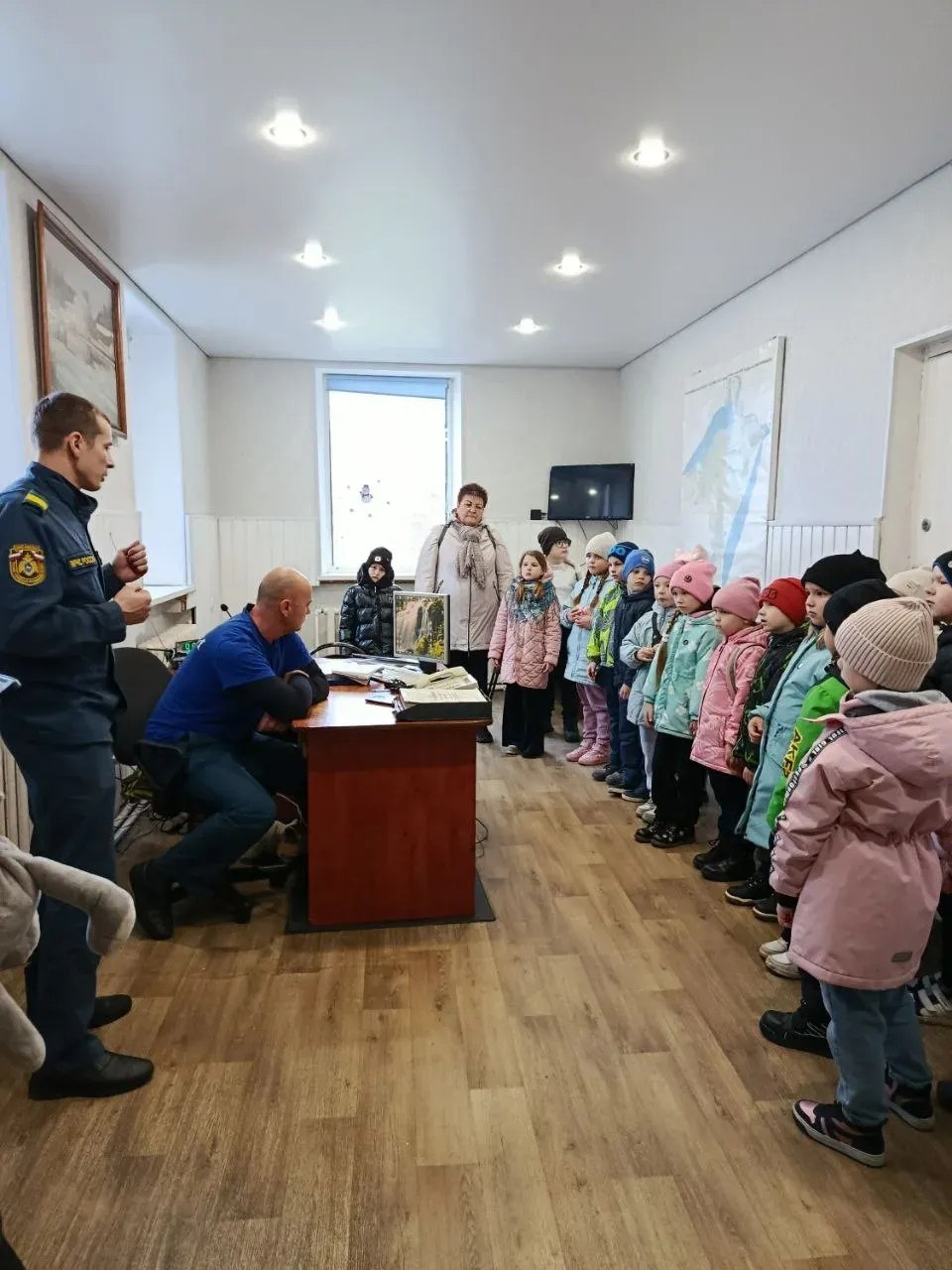 Каникулы с пользой: сызранские первоклассники побывали в пожарной части Каникулы с пользой: сызранские первоклассники побывали в пожарной части