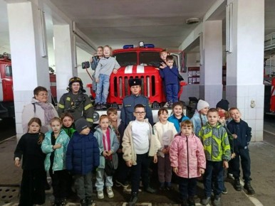 Каникулы с пользой: сызранские первоклассники побывали в пожарной части