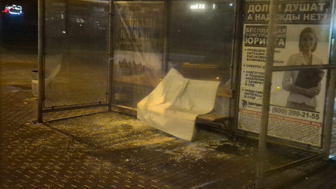 Жители города пожаловались на разбитое стекло остановки общественного транспорта "Больница им. Середавина" Самарцев возмутило состояние стеклянного павильона у остановки общественного транспорта, которая находится рядом с...