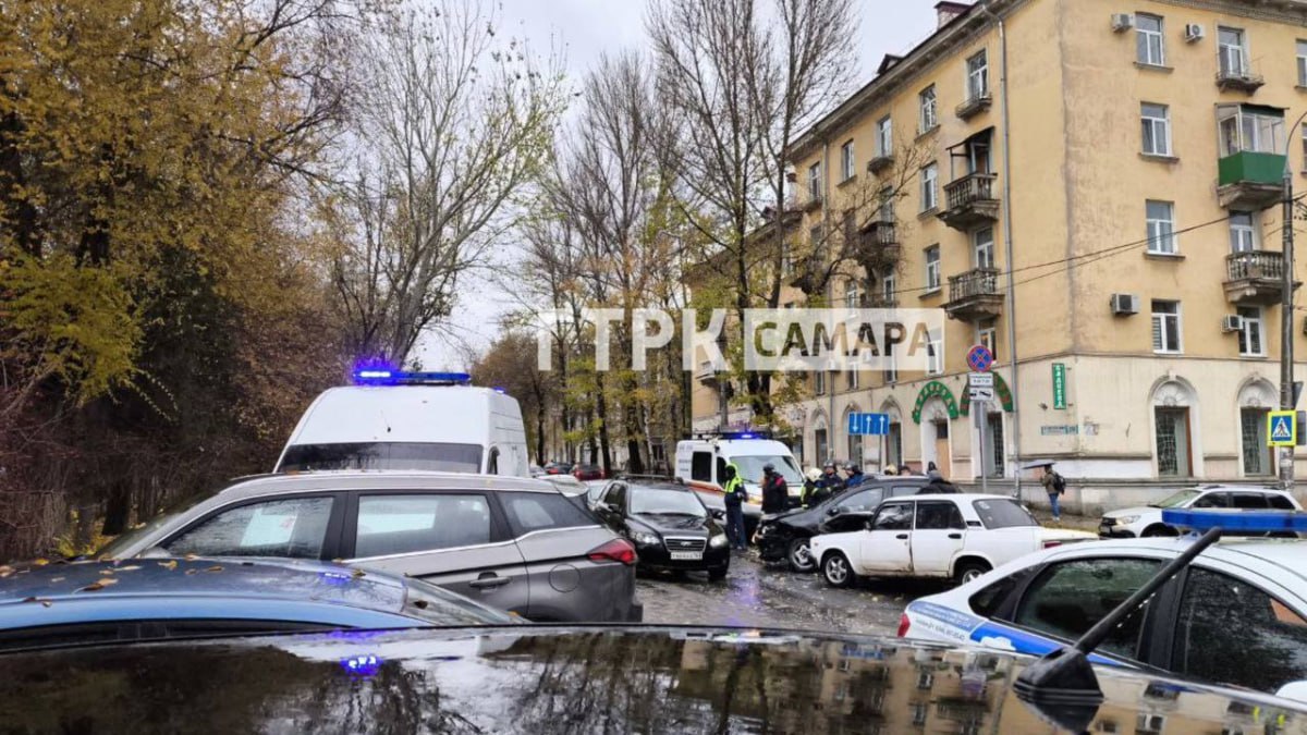 Появились кадры ДТП с участием Renault и ВАЗ Появились кадры ДТП с участием Renault и ВАЗ