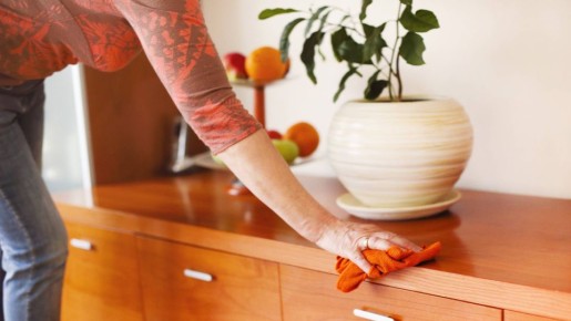 И грязь удалит, и продезинфицирует: протрите мебель из ДСП этой смесью