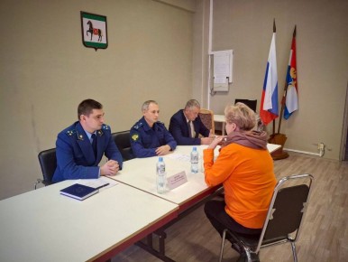 Заместитель прокурора области Евгений Петренко посетил военный городок, где побывал на социально значимых объектах и выслушал жалобы местных жителей