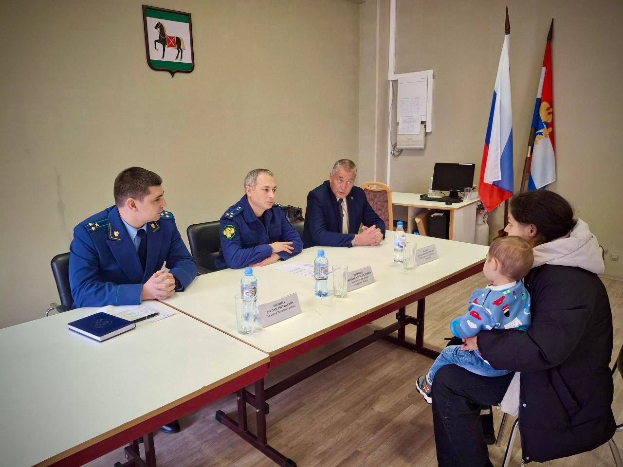 Заместитель прокурора области Евгений Петренко посетил военный городок, где побывал на социально значимых объектах и выслушал жалобы местных жителей Заместитель прокурора области Евгений Петренко посетил военный городок, где побывал на социально значимых объектах и выслушал жалобы местных жителей