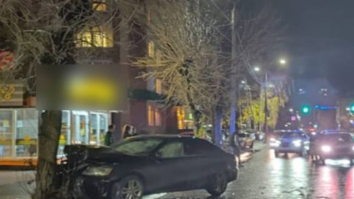 В Самарской области Volkswagen протаранил дерево, пострадала девушка