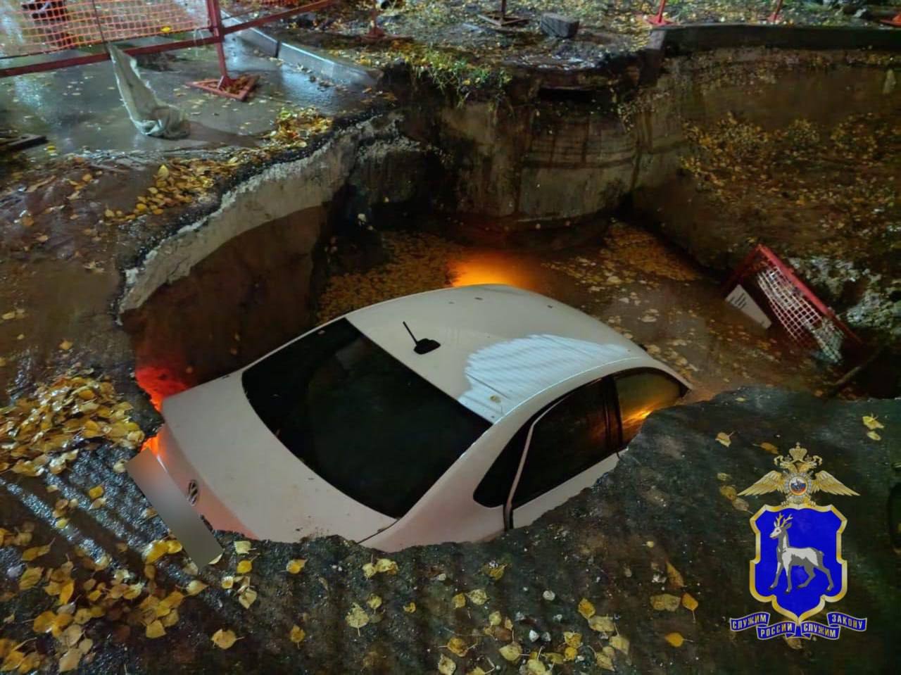 В Самаре Volkswagen провалился в котлован