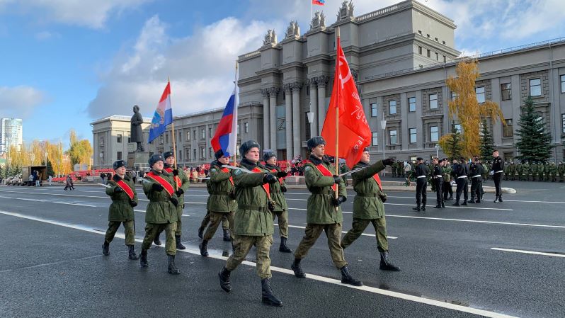 В Самаре школьники провели репетицию Парада Памяти 7 ноября В Самаре школьники провели репетицию Парада Памяти 7 ноября