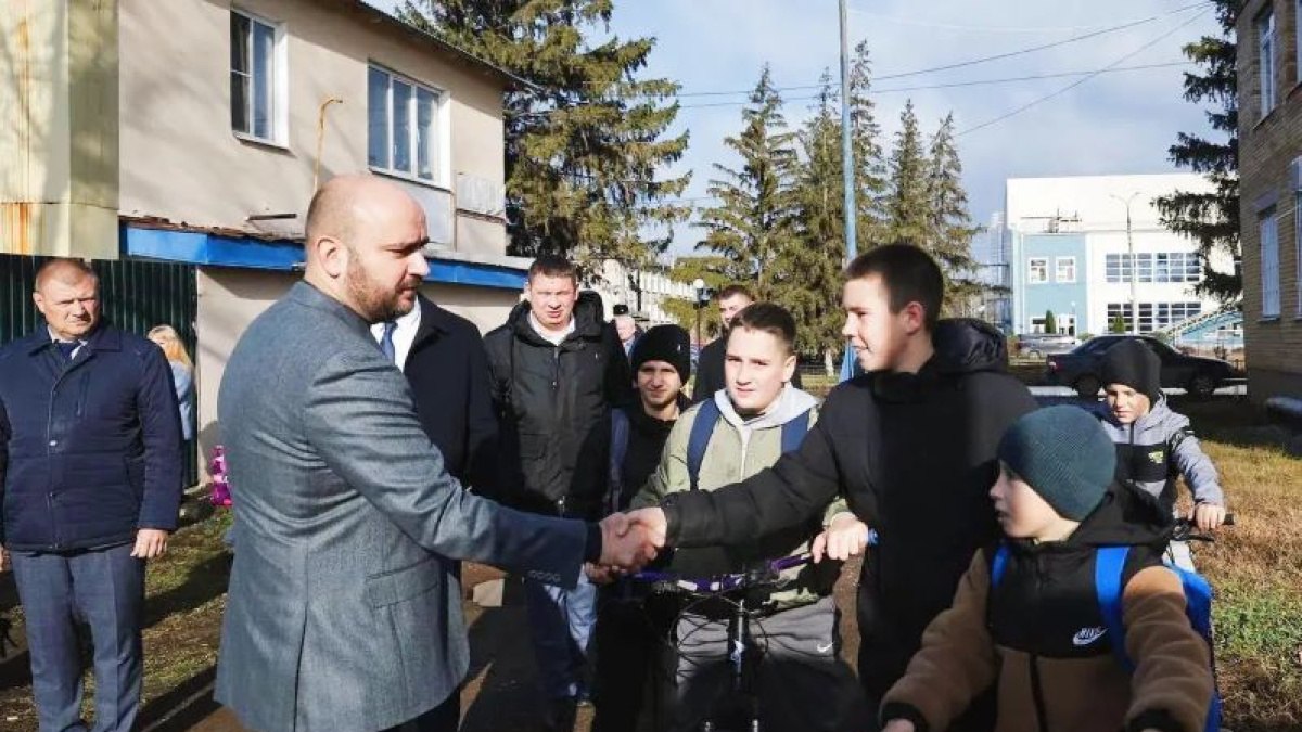 В четверг, 30 октября, губернатор Самарской области Вячеслав Федорищев совершил рабочую поездку в село Георгиевка Кинельского района, где лично оценил состояние ключевых социальных объектов и пообщался с местными жителями