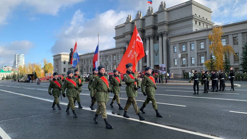 В Самаре школьники провели репетицию Парада Памяти 7 ноября В Самаре школьники провели репетицию Парада Памяти 7 ноября