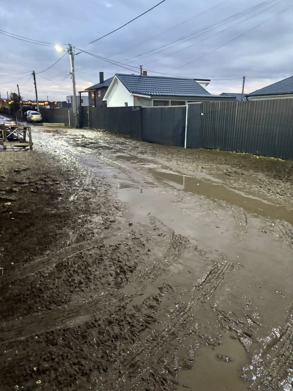 Жители села Черноречье пожаловались на грязь на улице Нижние Пески