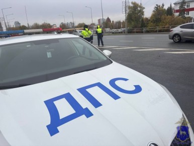 Полицейские проводят проверку в отношении водителя, перевозившего людей вне кабины автомобиля