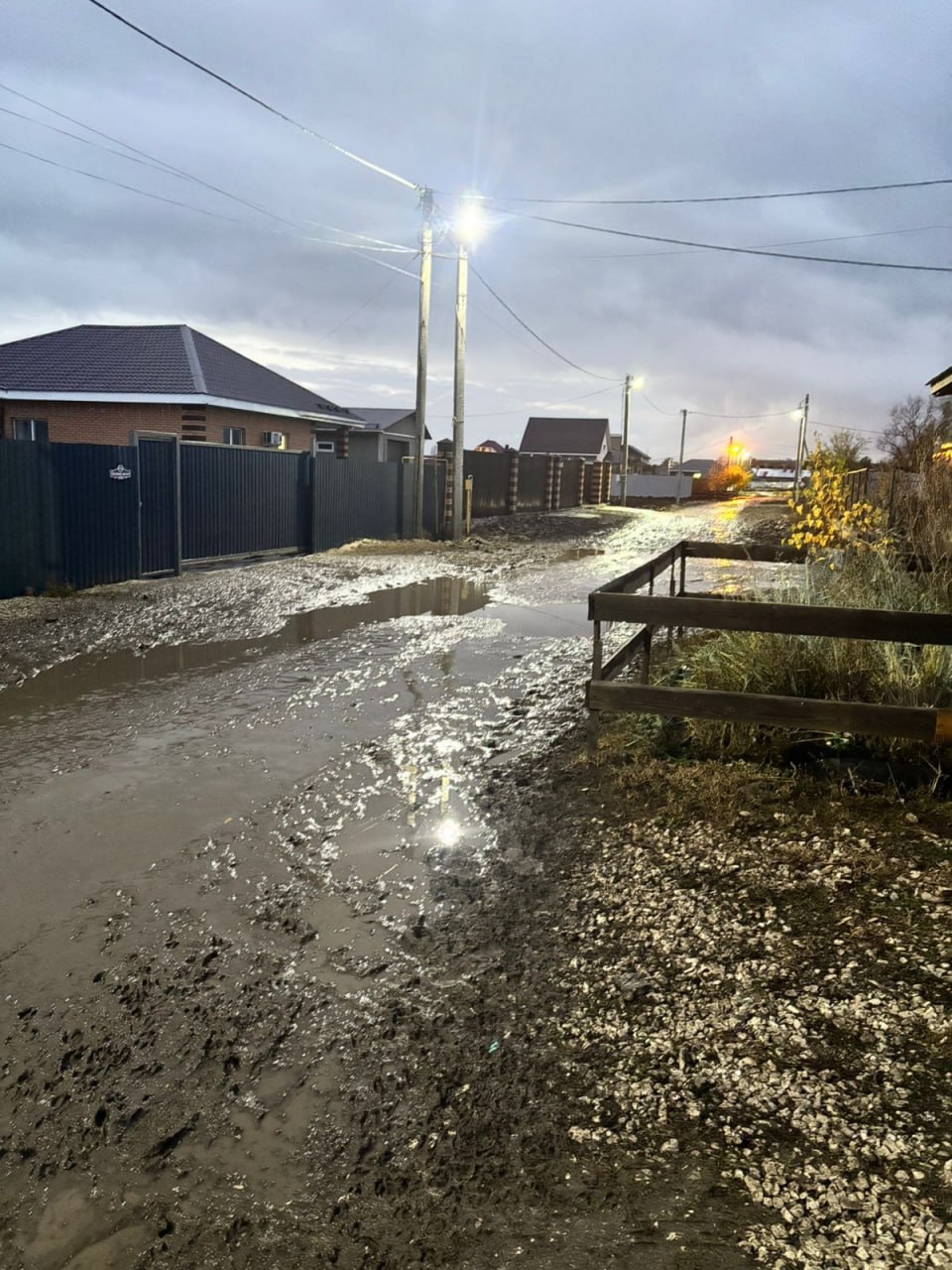 Жители села Черноречье пожаловались на грязь на улице Нижние Пески Жители села Черноречье пожаловались на грязь на улице Нижние Пески