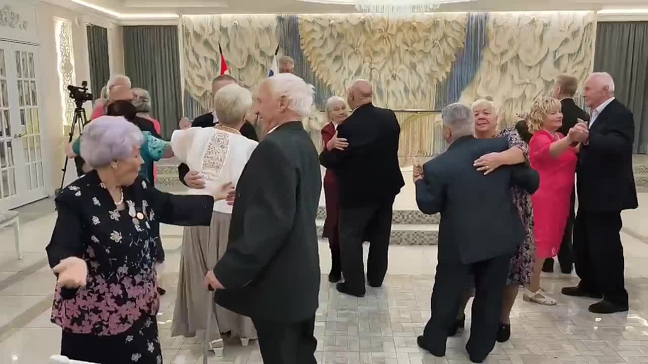 Золотые, изумрудные!. Они прожили вместе более полувека, но по-прежнему смотрят друг на друга влюблёнными глазами