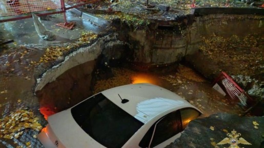 В Самаре Volkswagen рухнул в котлован на Ново-Садовой